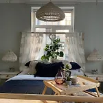 Pristine 1Br Apt In City Center W/ Patio And Parking