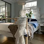 Pristine 1Br Apt In City Center W/ Patio And Parking