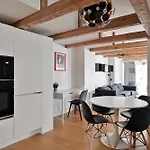 Modern & Central 2Bdrm Apartment
