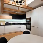 Modern & Central 2Bdrm Apartment