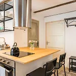 Quiet Center Studio With Private Parking