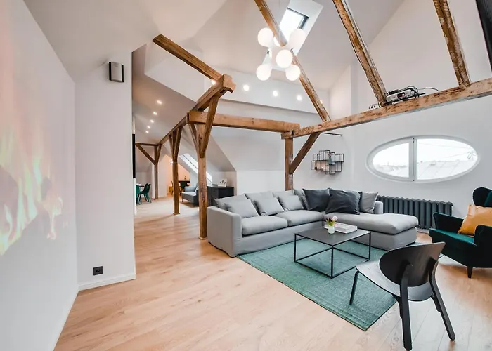 Big Design Apt - Sleeps 12 - Best Location