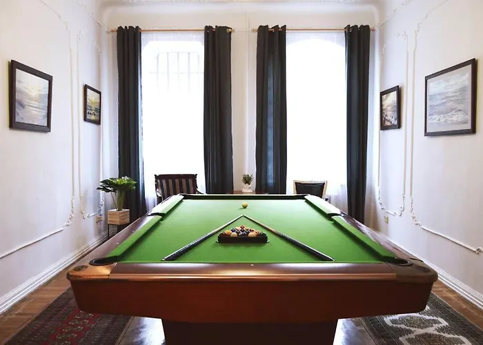 Unique Spacious Classic 3 Bedroom Midtown Apartment ! Billiard Room !