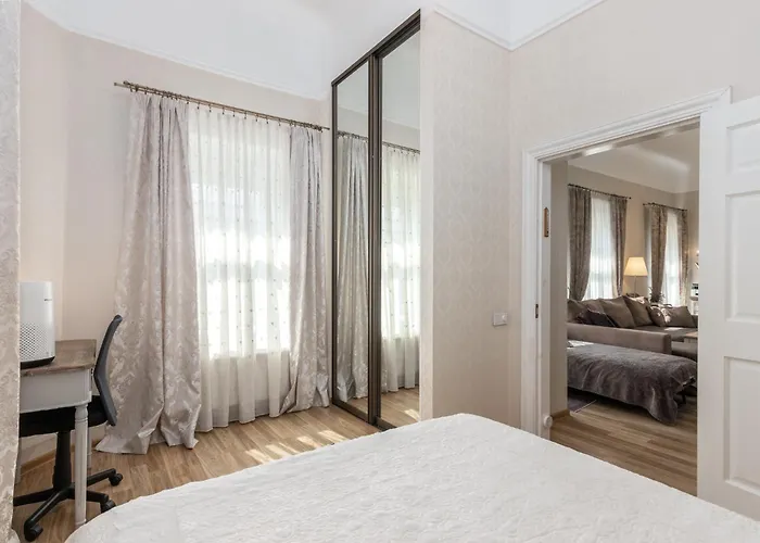Elegant Apartment In Historical Centre & Free Locked Parking