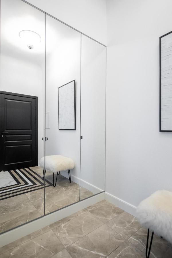Miro French - Quiet Chic, Free Private Parking Huoneisto Riika