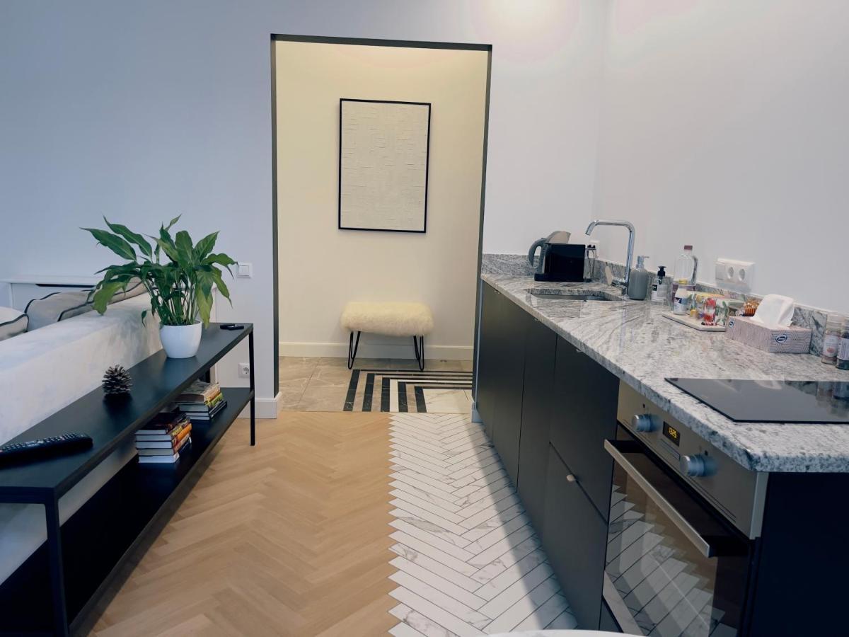 Miro French - Quiet Chic, Free Private Parking Riika