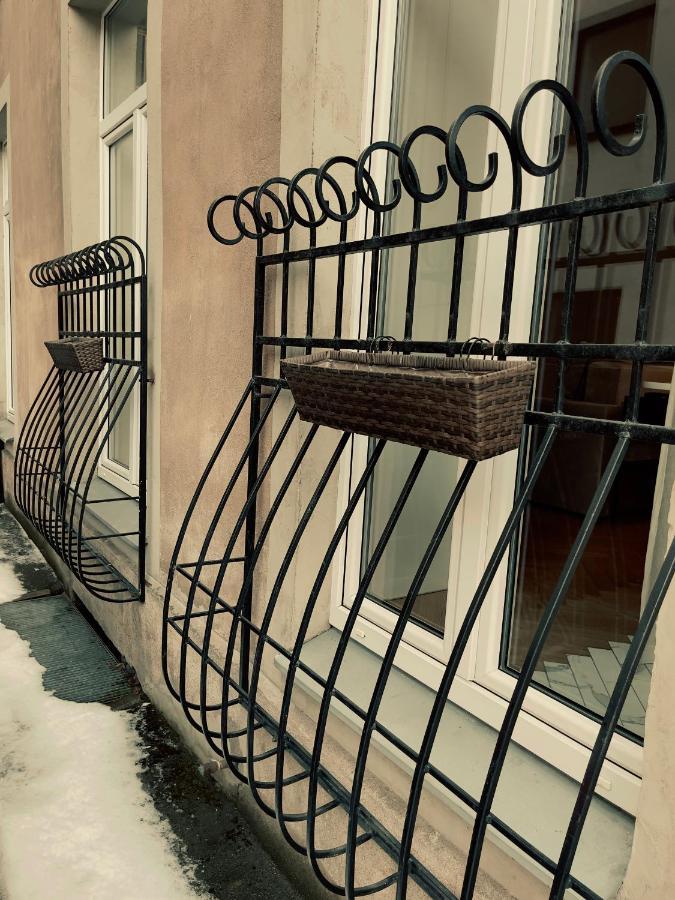 Miro French - Quiet Chic, Free Private Parking Apartment Riga
