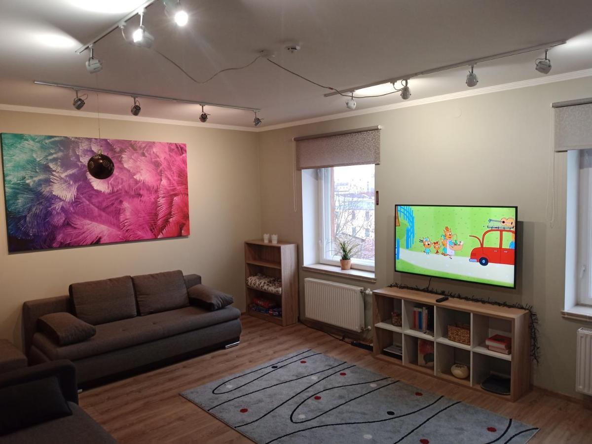 Family Or Group In Center Appartement *