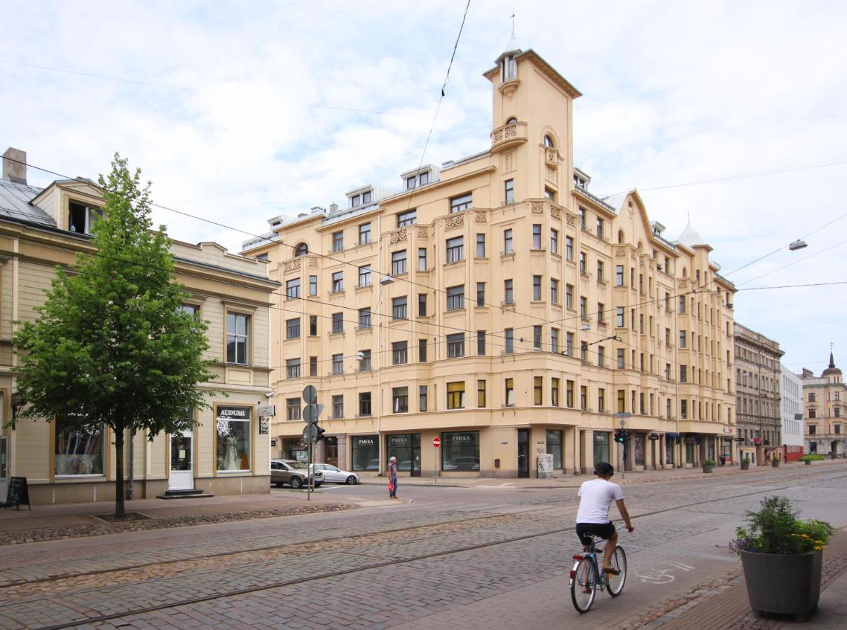 Quiet And Spacious In Historic Riga