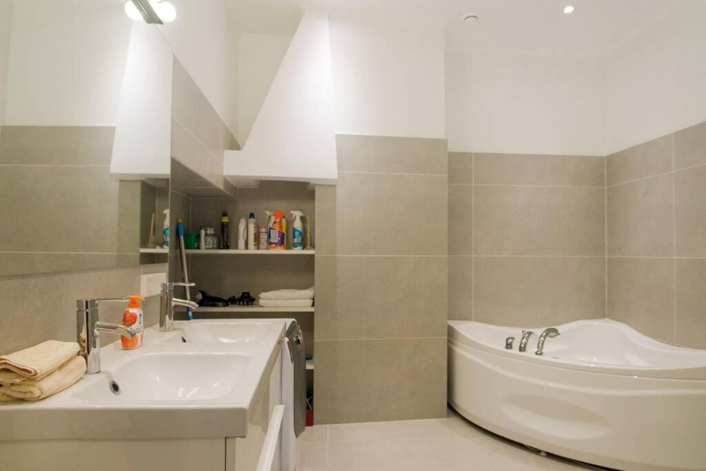 Modern & Spacious 80m2 In Old Town Apartment *