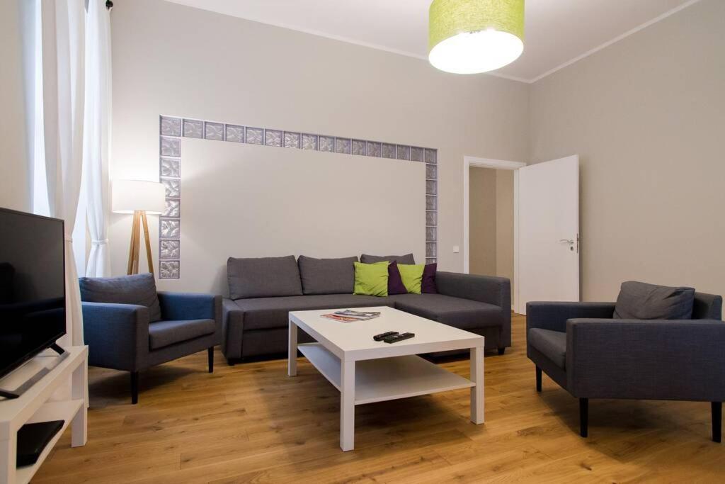 Modern & Spacious 80m2 In Old Town Apartment