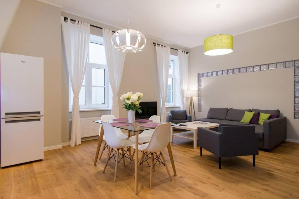 Modern & Spacious 80m2 In Old Town Apartment *