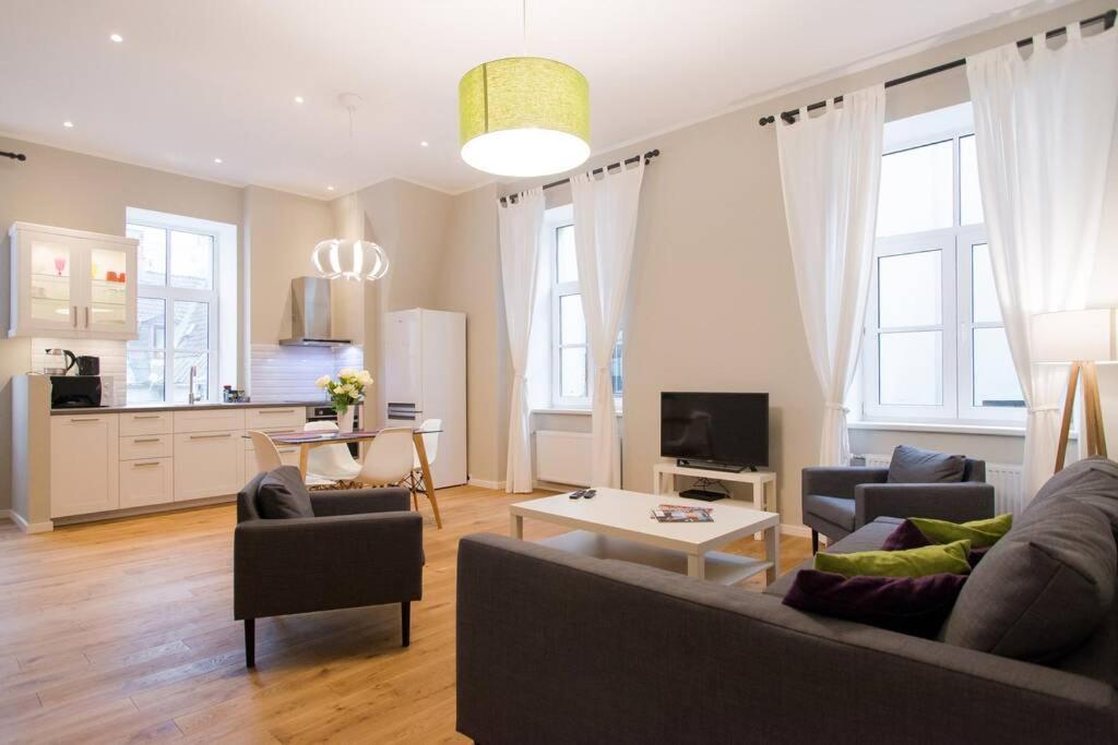 Modern & Spacious 80m2 In Old Town Apartment *