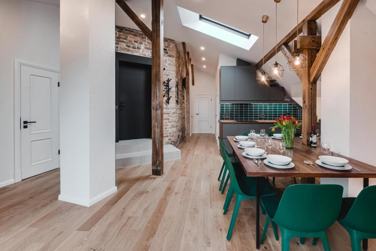 Big Design - Sleeps 12 - Location *