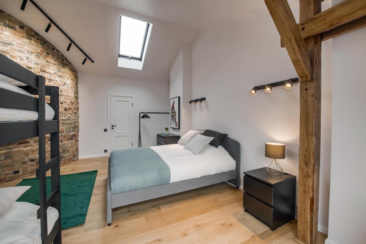Big Design - Sleeps 12 - Location *