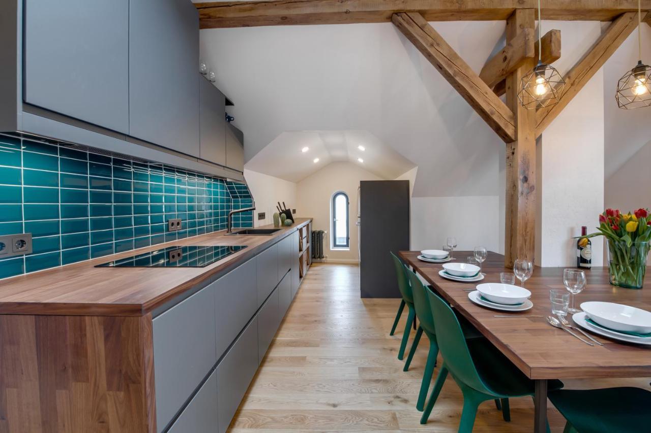 Big Design - Sleeps 12 - Location *