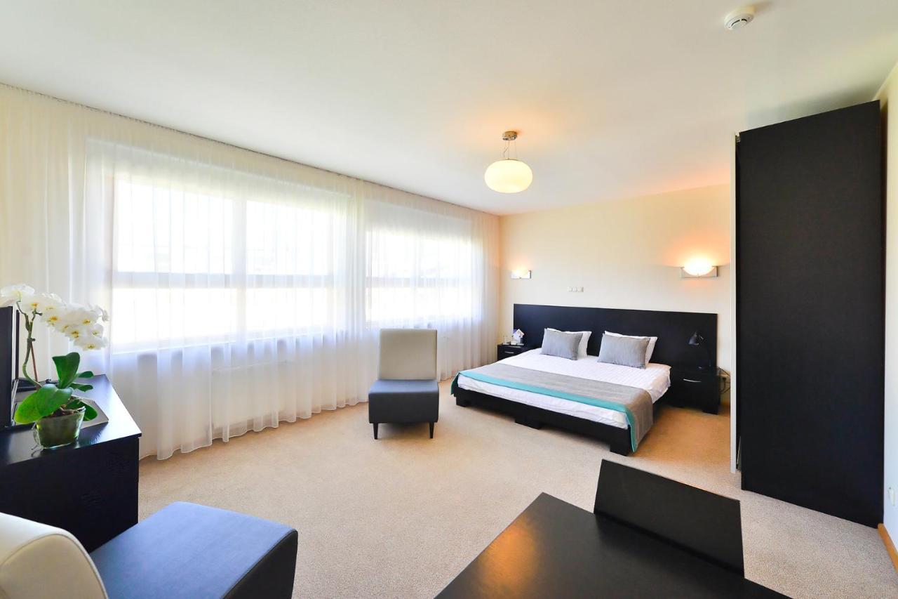 Vantis Riverside Hotel 3*