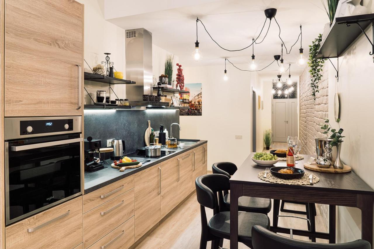 Dzīvoklis Morrison Apartment/15 Guests/7bedrooms/riga Old Town Riga