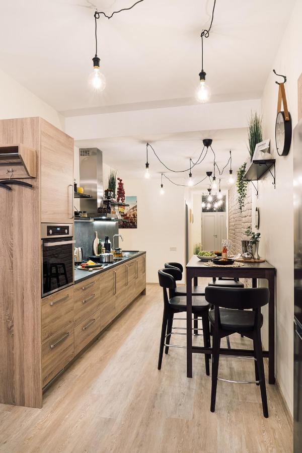 Dzīvoklis Morrison Apartment/15 Guests/7bedrooms/riga Old Town *