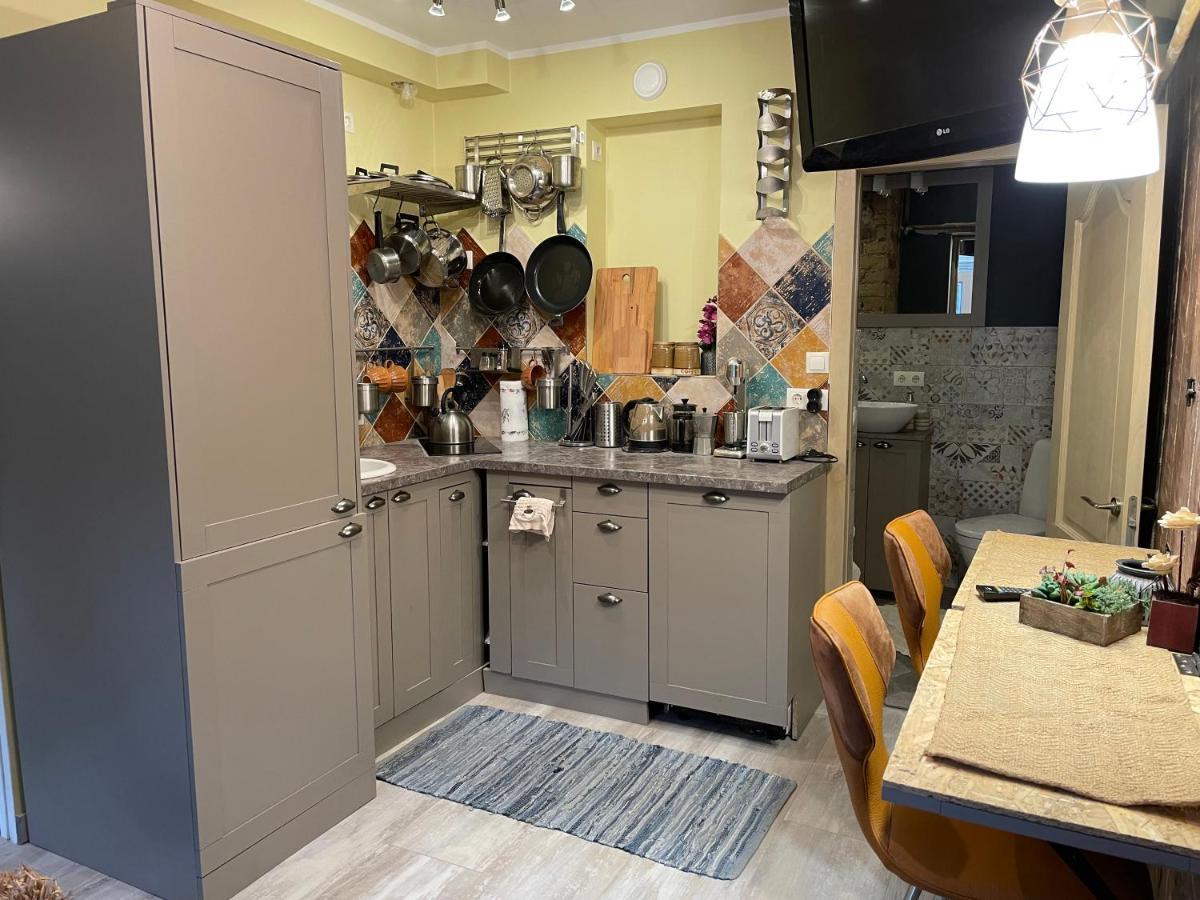 Exquisite 1br Apt W Garden In Center Apartment *