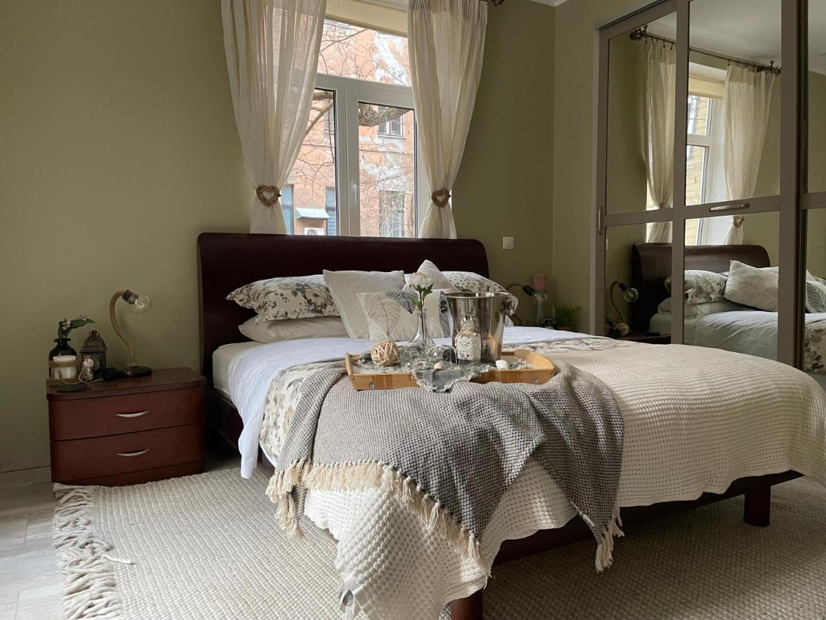 Exquisite 1br Apt W Garden In Center Apartment *