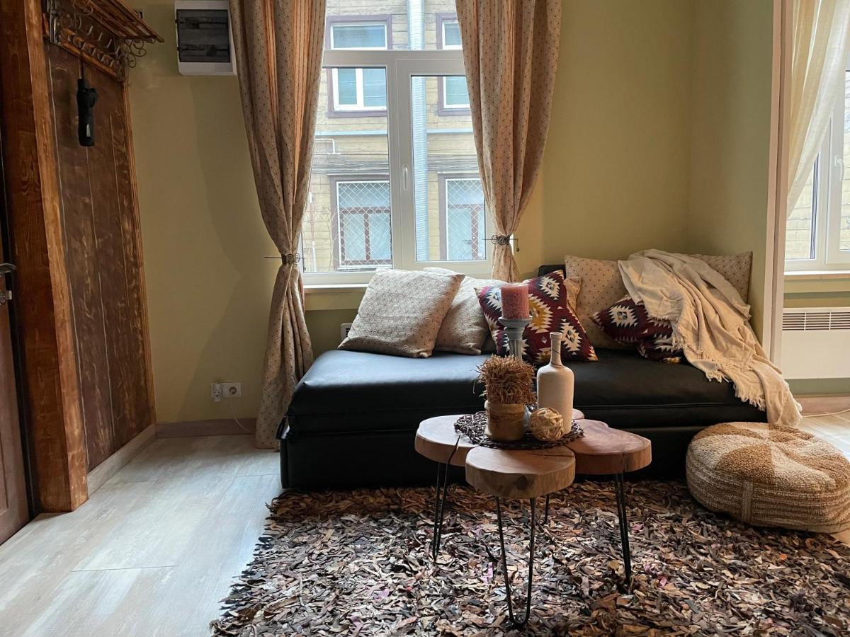 Exquisite 1br Apt W Garden In Center