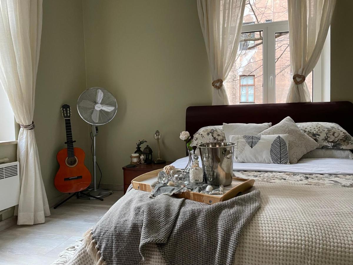 Exquisite 1br Apt W Garden In Center *