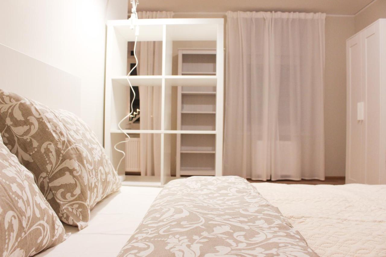 Bright Spacious In With Free Parking *
