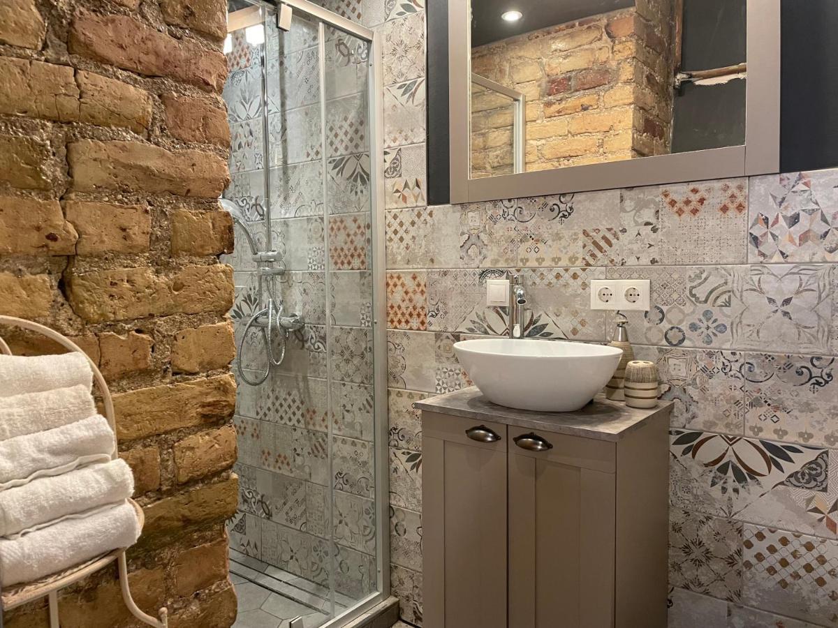 Apartment Exquisite 1br Apt W Garden In Center Riga