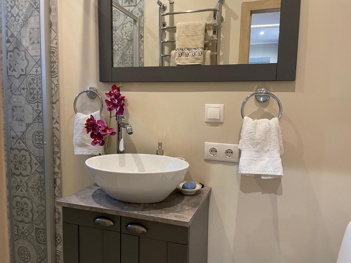 Exquisite 1br Apt W Garden In Center Apartment