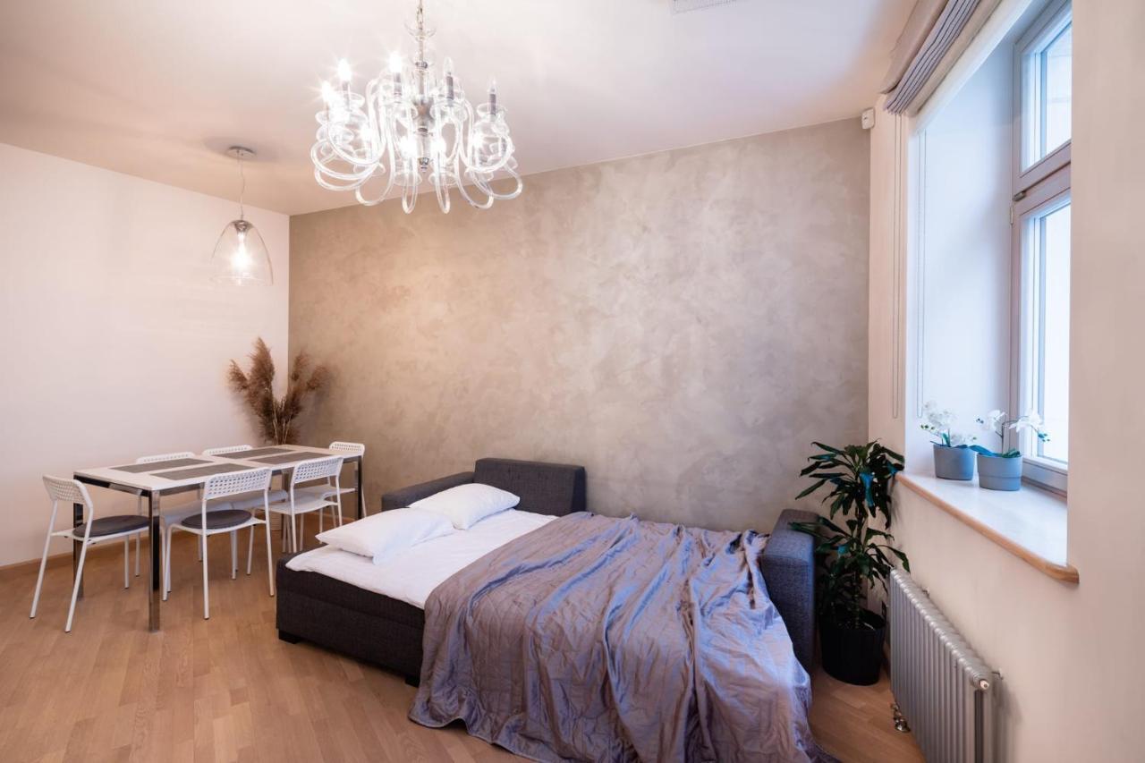 Căn hộ Old Two Bedroom With 2 Bathrooms *