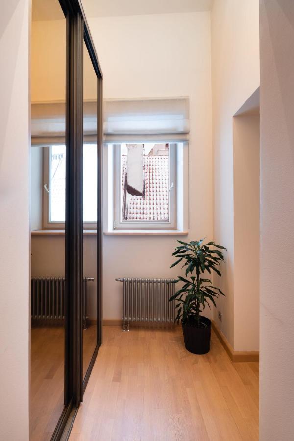 Căn hộ Old Two Bedroom With 2 Bathrooms *