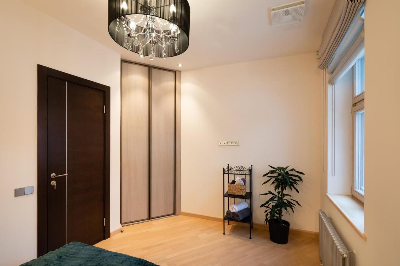 Old Two Bedroom With 2 Bathrooms