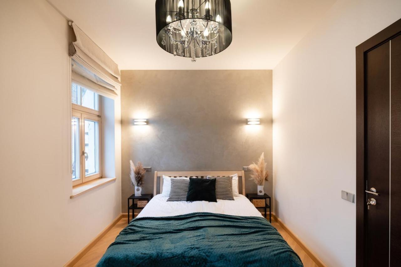 Old Two Bedroom With 2 Bathrooms Căn hộ *