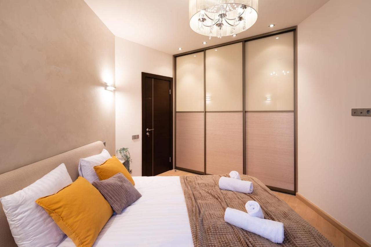 Căn hộ Old Two Bedroom With 2 Bathrooms