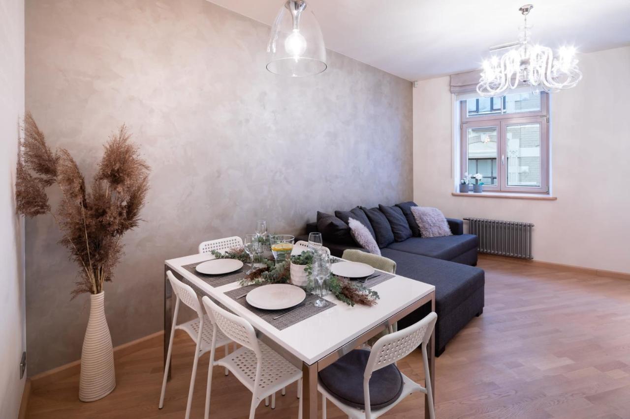 Old Two Bedroom With 2 Bathrooms Căn hộ