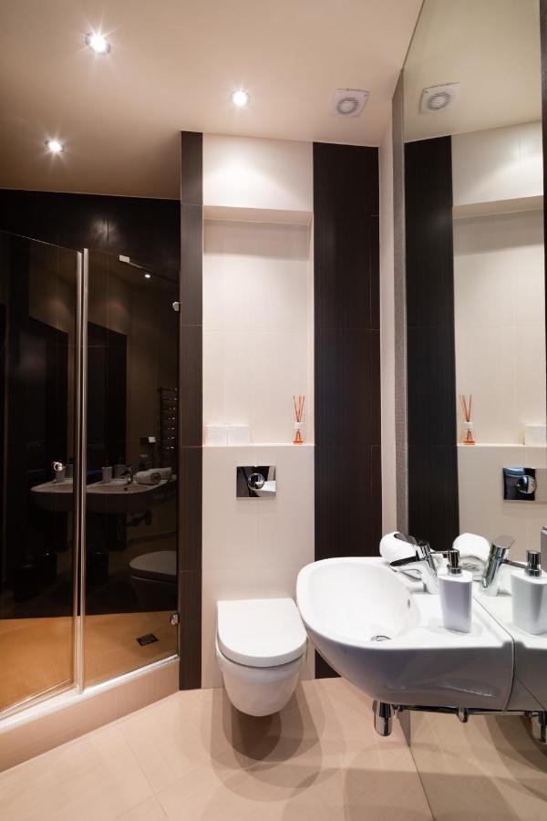 Old Two Bedroom With 2 Bathrooms Căn hộ *