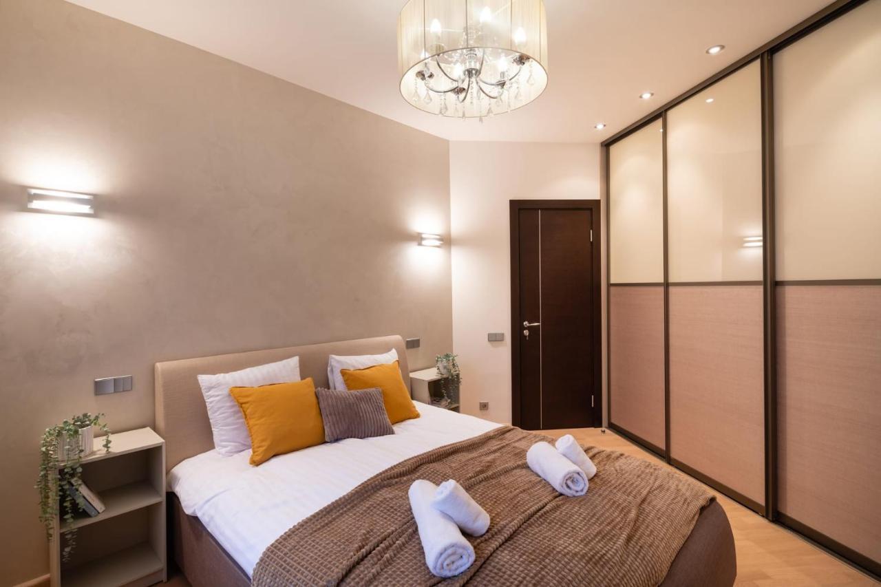 Căn hộ Old Two Bedroom With 2 Bathrooms
