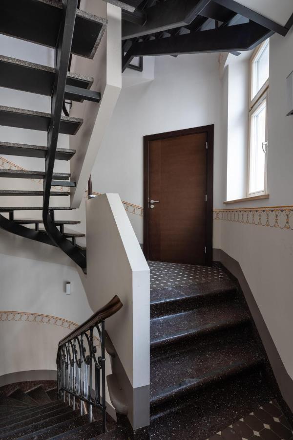 Old Two Bedroom With 2 Bathrooms