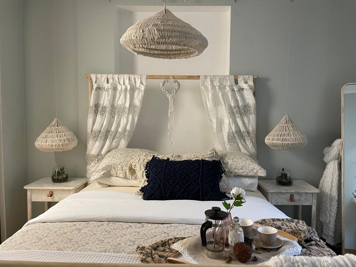 Exquisite 1br Apt W Garden In Center