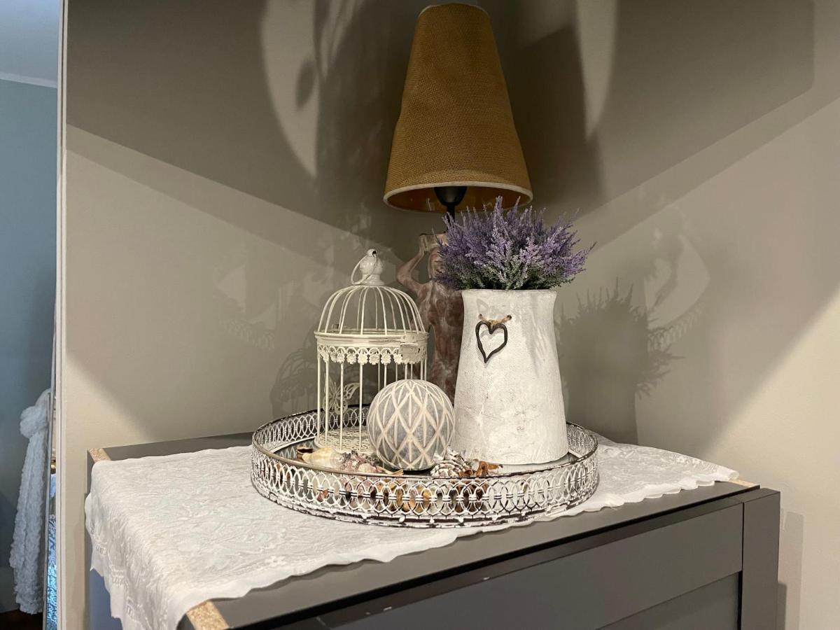 Exquisite 1br Apt W Garden In Center *