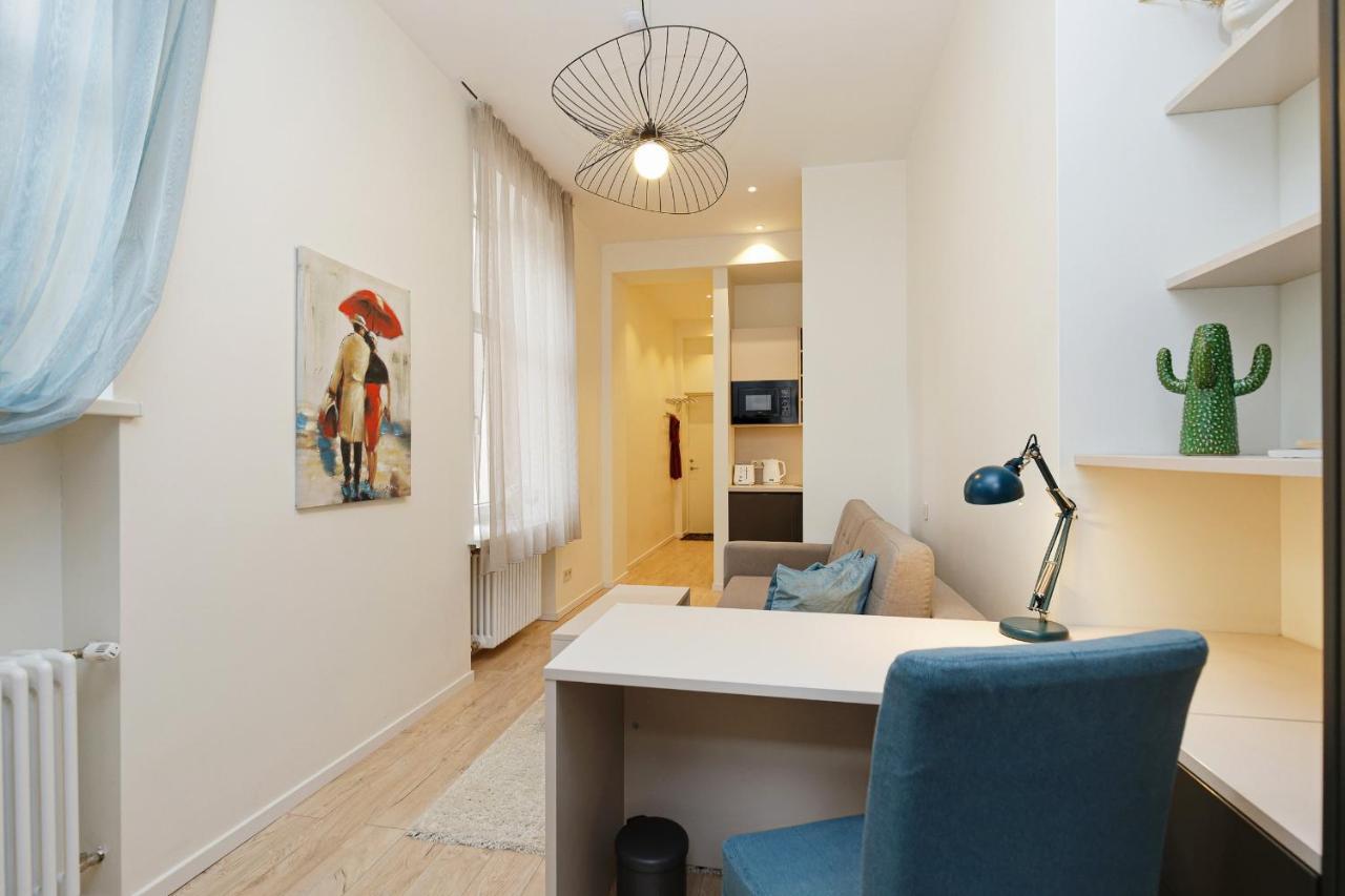 Lovely & Stylish Center Studio Apartment