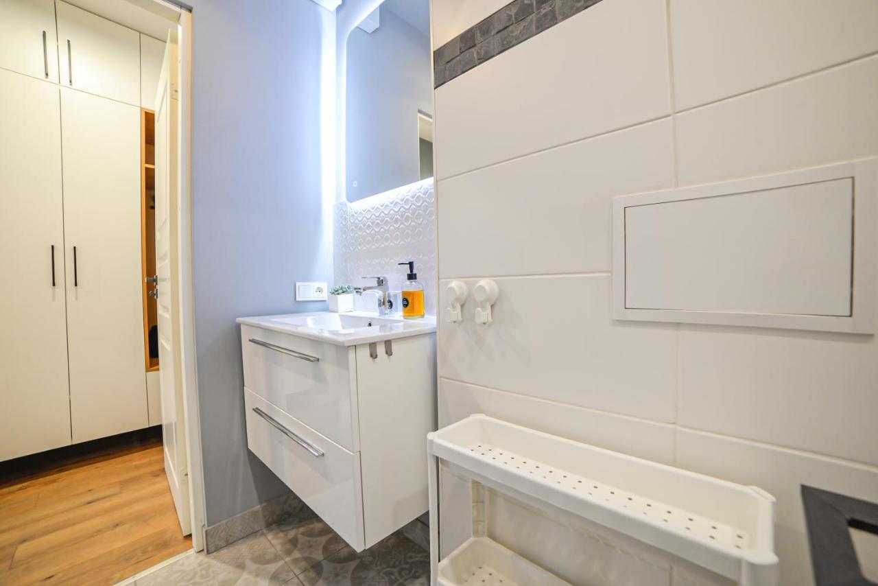 Apartment S22 *