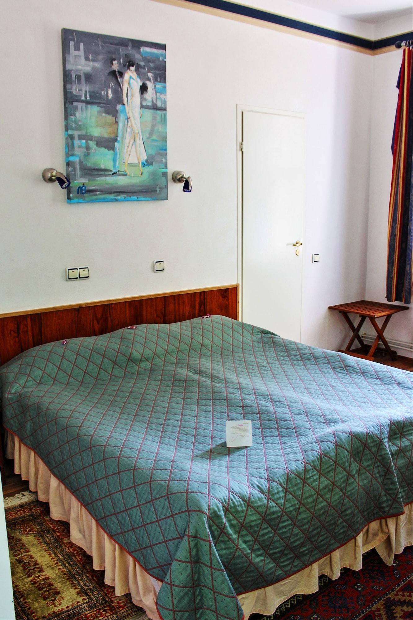 Nb With Free Parking 3* Riga
