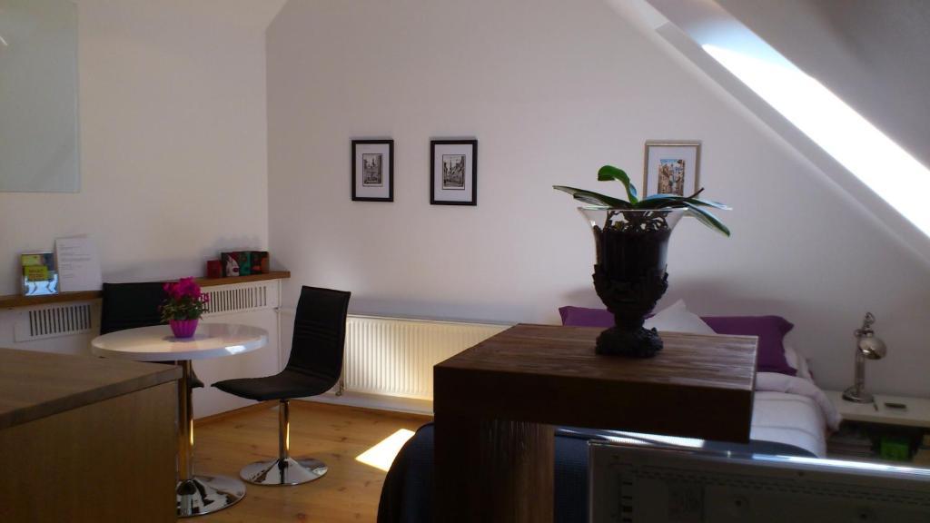 Old Town Apartment *