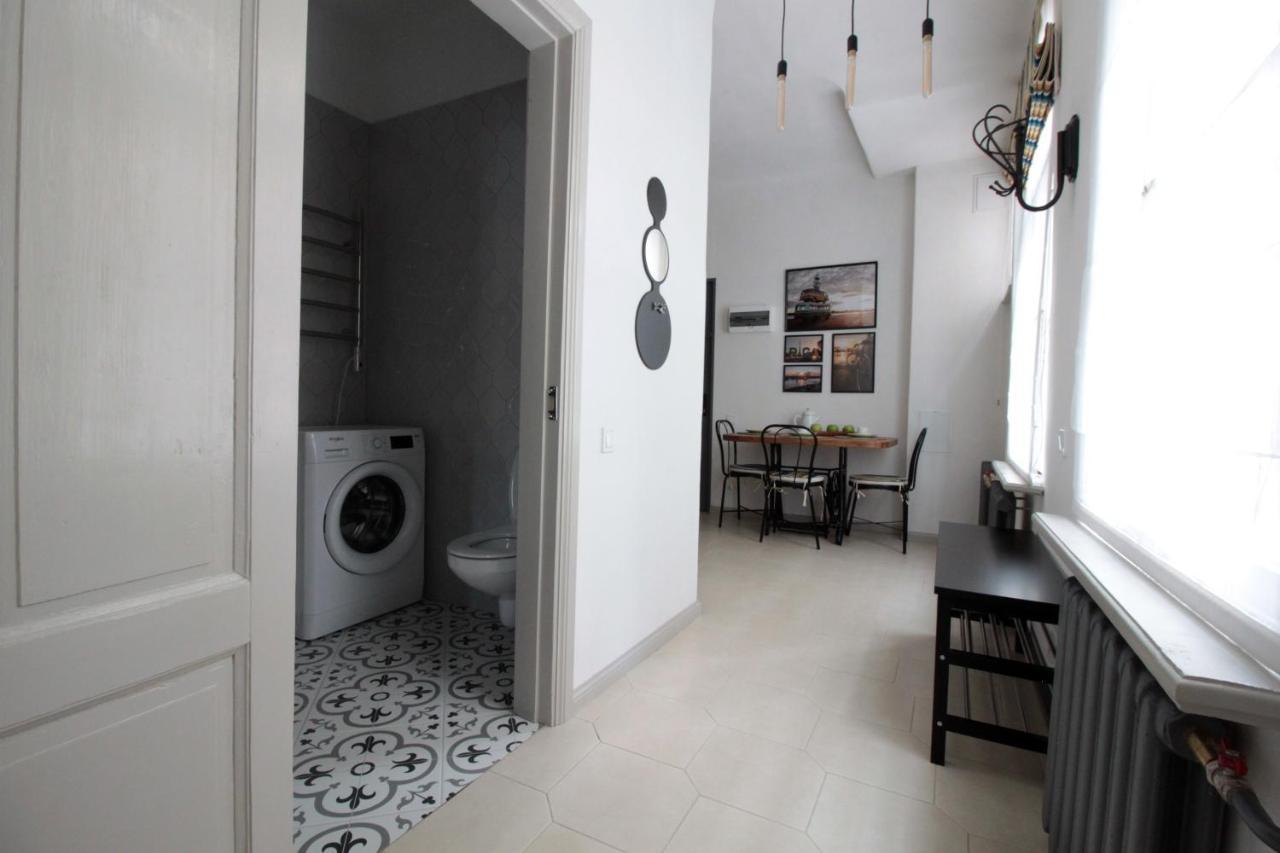 Apartment Charming 1br With Bath In Quiet Center Of *
