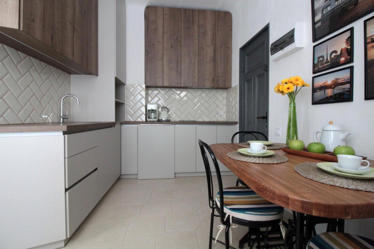 Charming 1br With Bath In Quiet Center Of * Riga