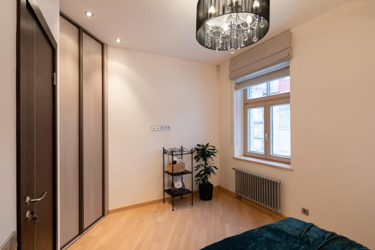 Căn hộ Old Two Bedroom With 2 Bathrooms *