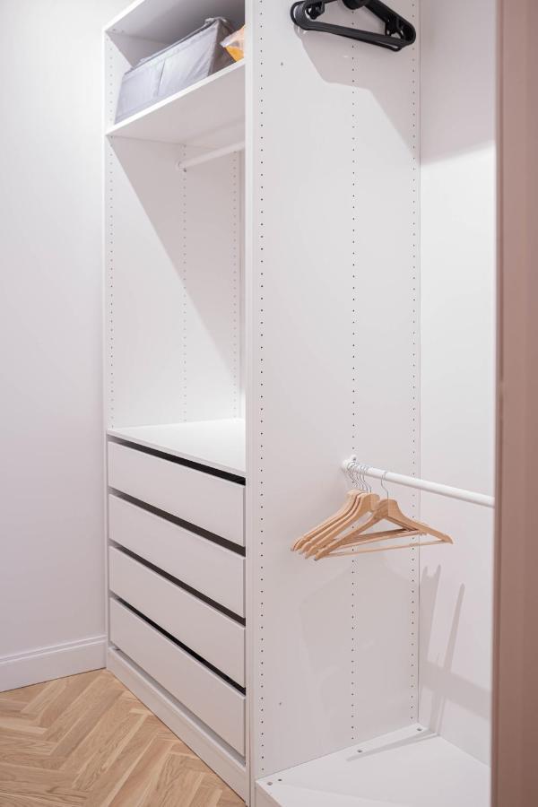 Spacious Brand New Modern In Old Town Apartment Riga