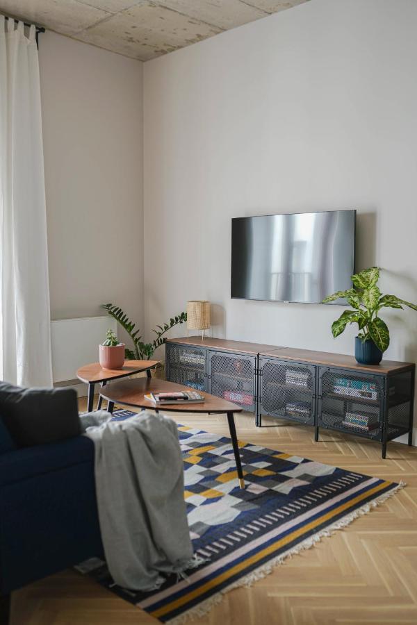Spacious Brand New Modern In Old Town